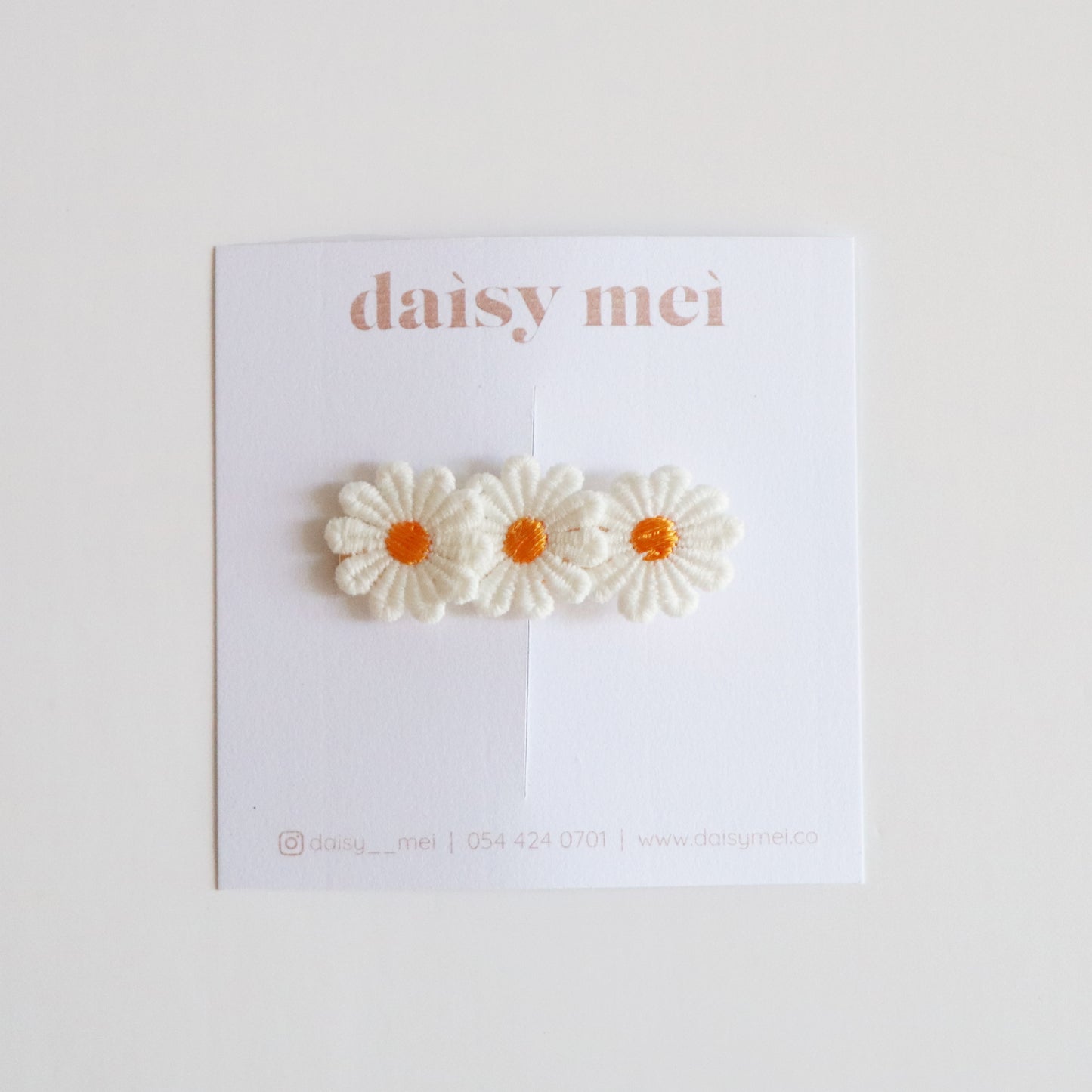 סיכת טריו פרחים לבן צהוב