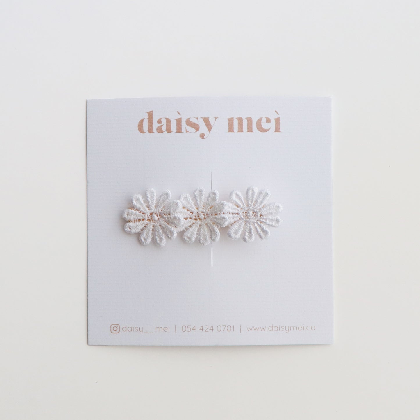 סיכת פרחים טריו לבן