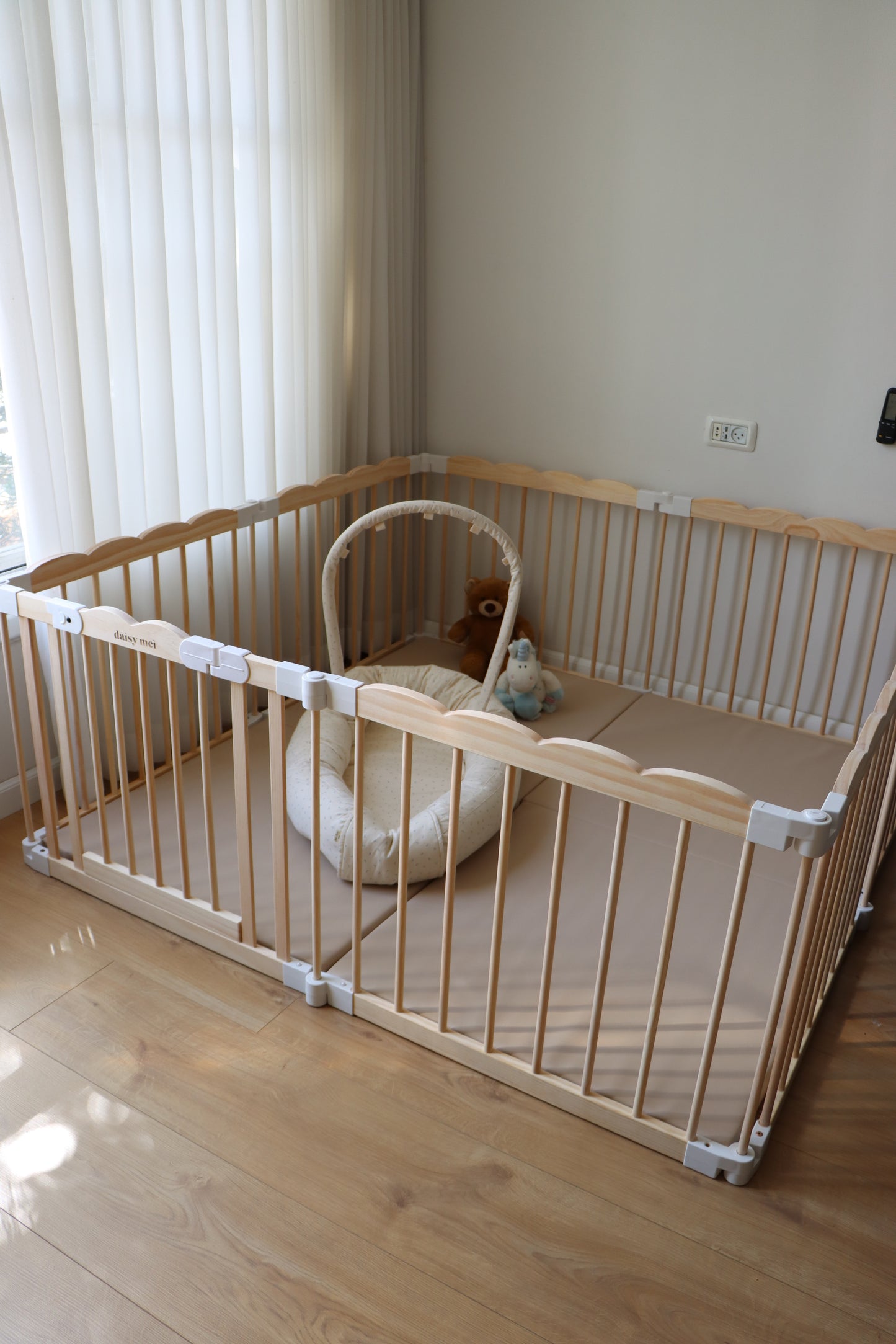 רכישה מוקדמת- גדר פעילות מתקפלת לתינוקות עם סיומת קשתות - 180*120 ס״מ