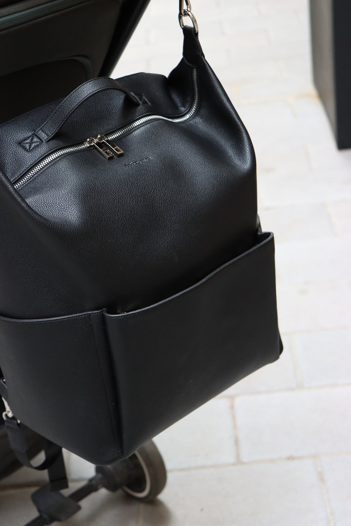 תיק החתלה גב- שחור