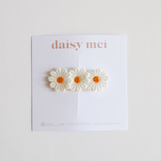 סיכת טריו פרחים לבן צהוב